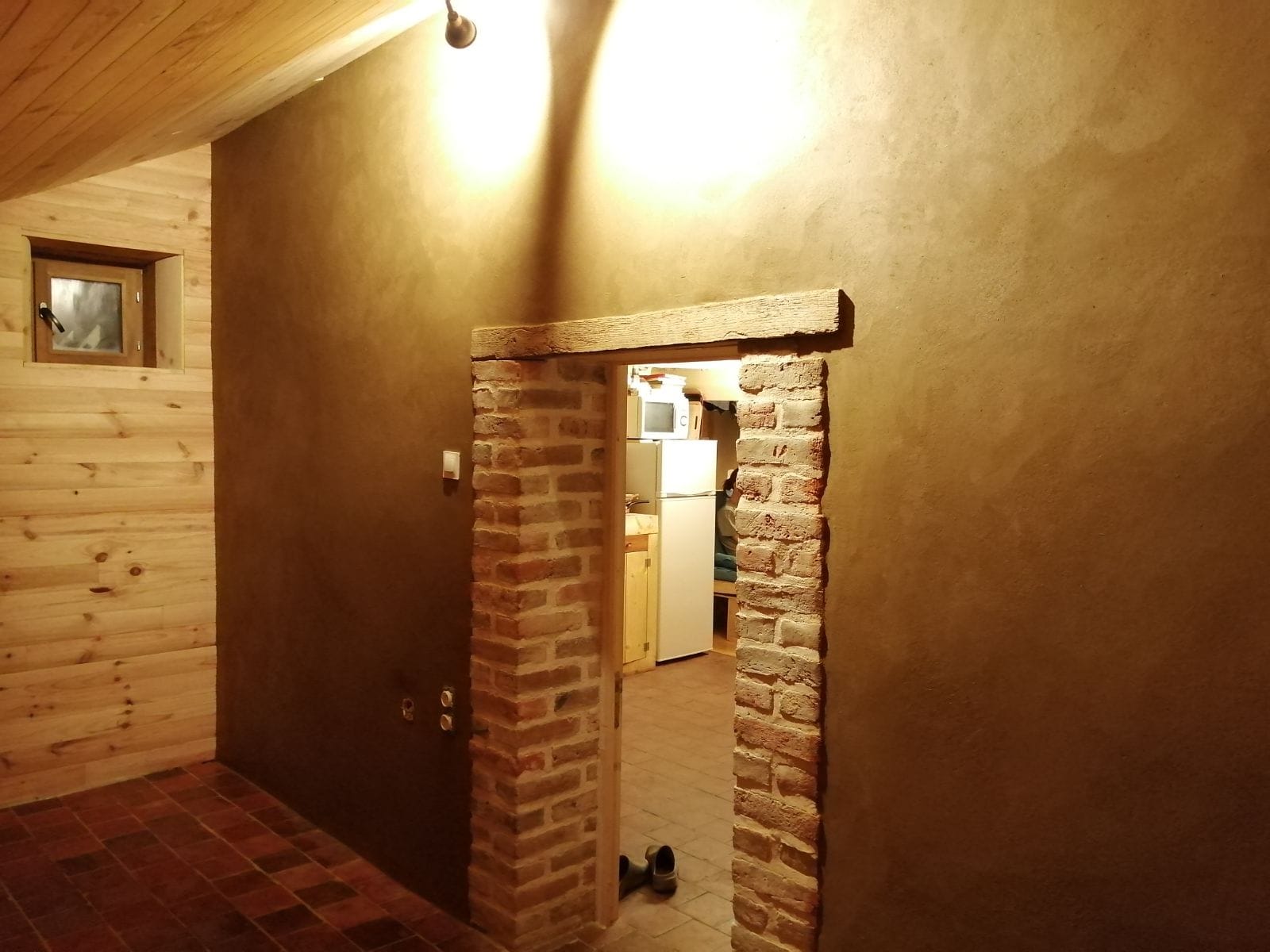 photo d'une porte refaite en pierre et mur enduit